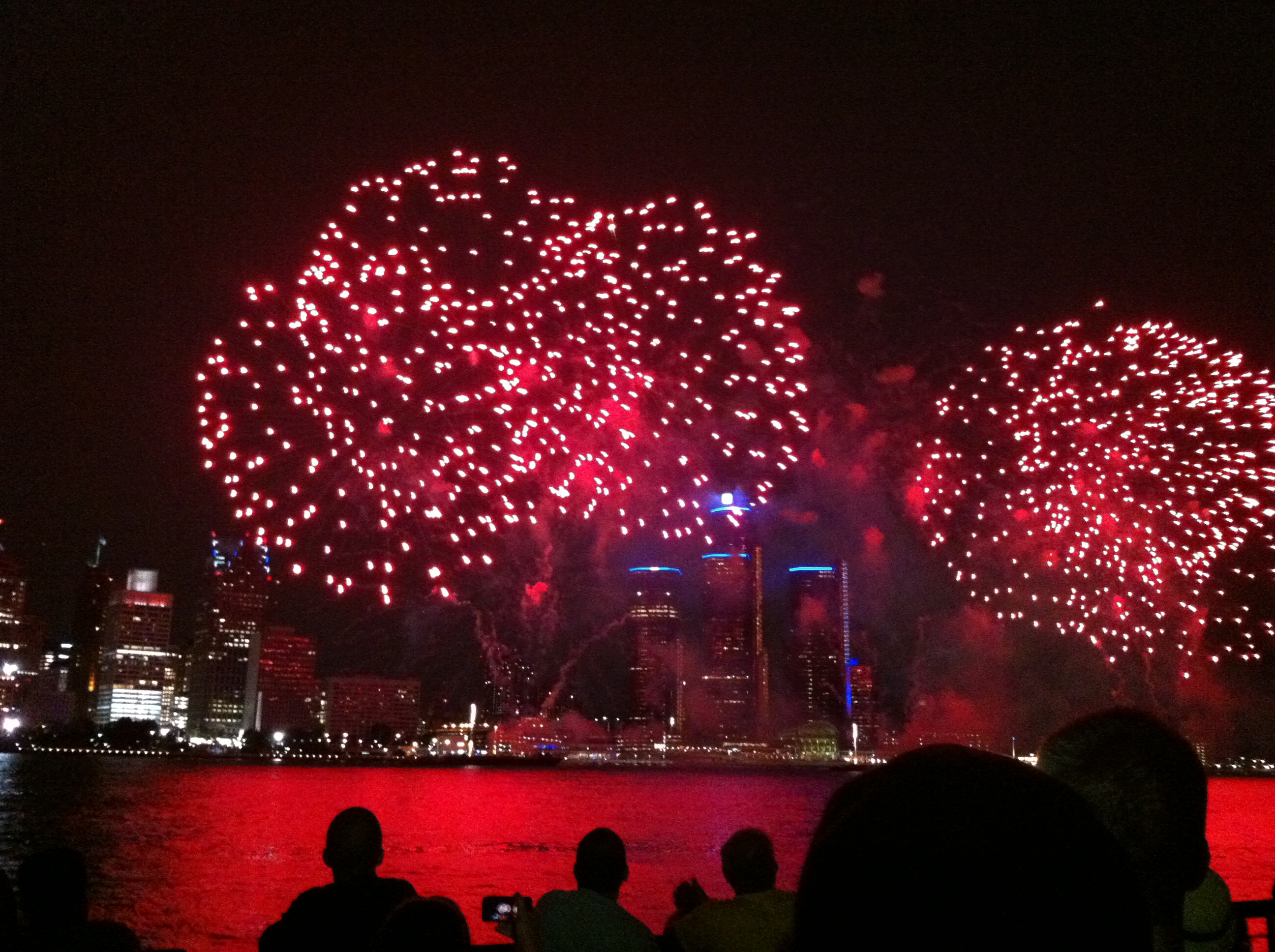 Les feux d’artifice prennent la pluie de vitesse Le Rempart