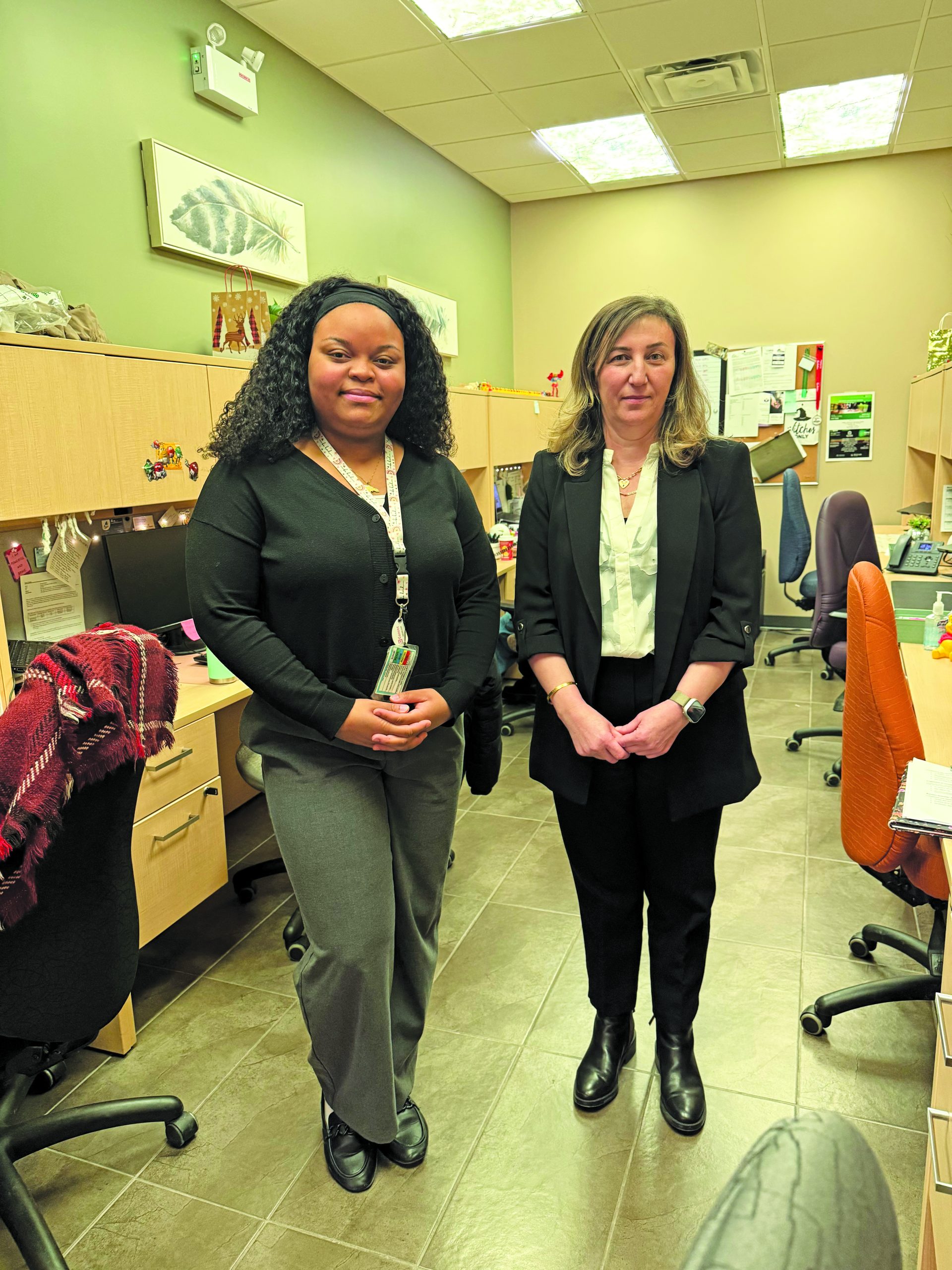 1-Family Services Windsor Essex (left Tatyanna - right Najwa) - cmyk