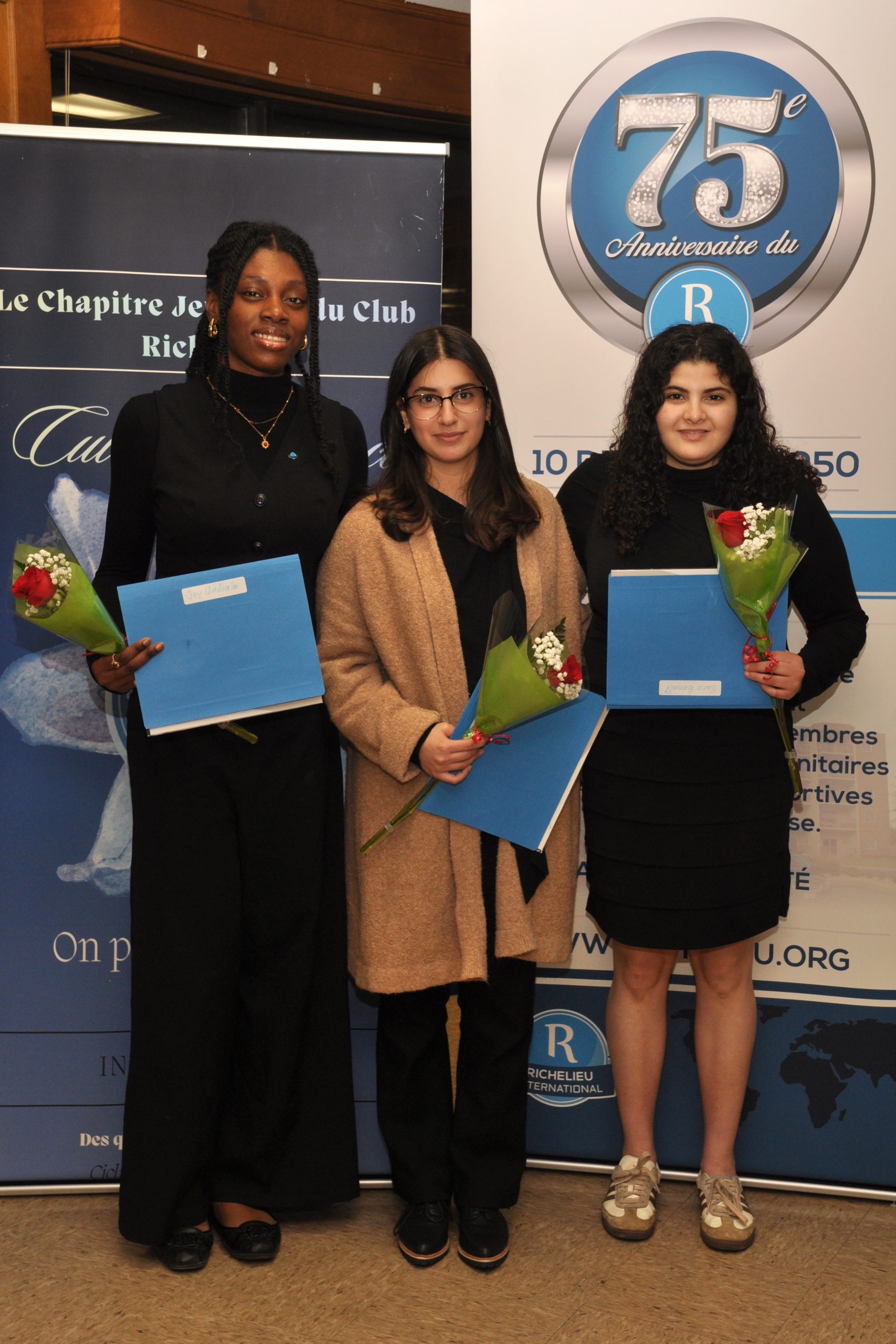 0576 - Joy, Aya et Sara - TS